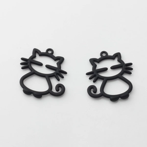 Détail de pendentifs chats évidés noir mat pour la création de bijoux DIY et accessoires