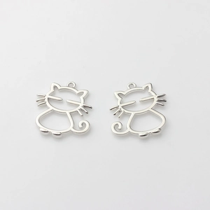 Détails de pendentifs chats argentés aux lignes minimalistes pour création de bijoux