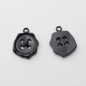 Detail van zwarte geometrische knoophanger met vier gaten en achterlus voor DIY sieraden