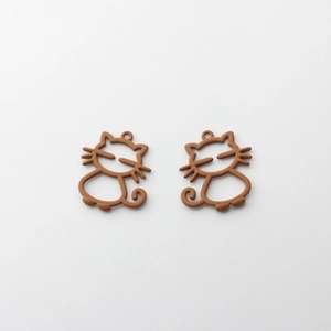 Détail de pendentifs chat évidés en marron mat pour la création de bijoux DIY