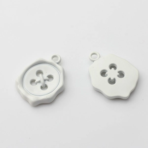 Detailweergave van witte geometrische legering knophangers voor DIY sieraden maken