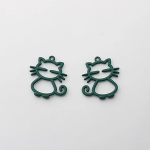 Détail de breloques chat évidées vert foncé mat pour création de bijoux DIY