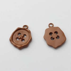 Macro-opname van bruine knophanger met vier gaten en oogje voor DIY-sieraden maken
