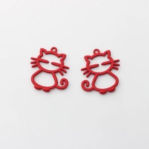 Gros plan de deux pendentifs chat rouge mat en alliage pour la création de bijoux DIY