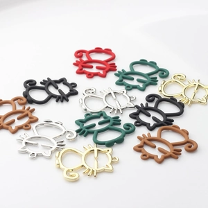Vue à plat de pendentifs chat évidés en alliage coloré pour création de bijoux DIY