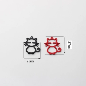 Détail de breloques chat rouges et noires mesurant 25x27mm pour bijoux DIY