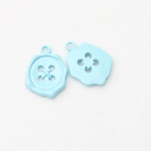 Detailweergave van de lichtblauwe knoophangers met vier gaten voor DIY-sieraden