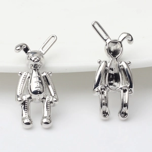 Vue avant et arrière de pendentifs lapin en argent brillant pour création bijoux
