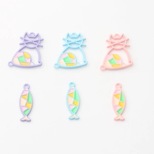 Schattige emaille bedeltjes van kat en vis in pastelkleuren voor DIY sieraden maken