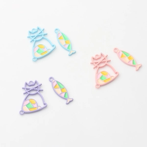 Schattige emaille kat en vis bedeltjes voor het maken van DIY sieraden en oorbellen