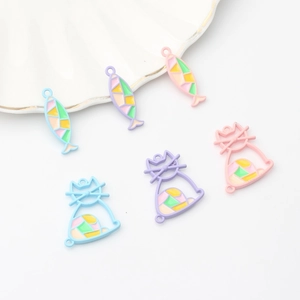 Detail van kleurrijke emaille hangers kat en vis voor DIY-sieraden maken