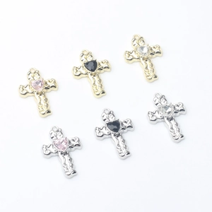 Kruishangers met hart-zirkonia in goud- en zilverkleur voor DIY-sieraden maken