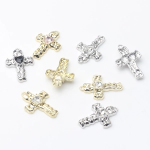 Details van kruishangers met hartvormige zirkonia-stenen in goud en zilver plating