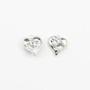Detailed front and back view of silver alloy heart pendants with pearls and zircons