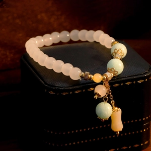 Pulsera de cuentas de ágata natural con colgantes vintage en una caja de joyas de lujo