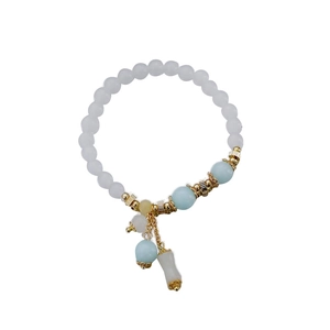 Pulsera artesanal de cuentas de jade blanco, piedras de amazonita azul y dijes dorados