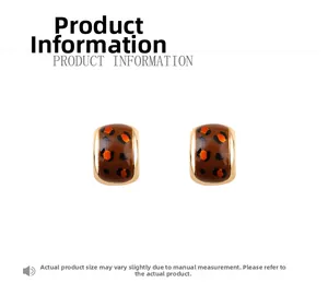 Détail de boucles d'oreilles carrées émaillées à motif léopard avec bordure dorée vintage
