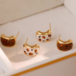 Boucles d'oreilles vintage françaises avec motif léopard en émail marron et blanc crème