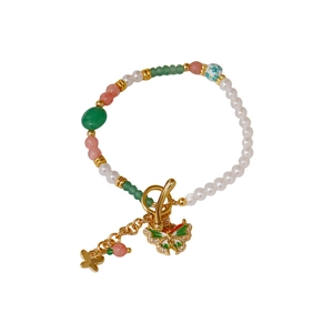 Retro-Perlenarmband mit bunten Steinperlen und Emaille-Schmetterlingsanhänger in Goldoptik