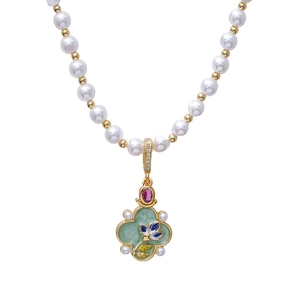 Französische Perlenkette mit Goldperlen und grünem Emaille-Blumenanhänger für Damen