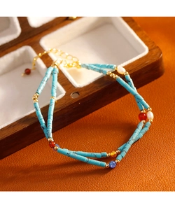 Detalle de la pulsera bohemia de doble capa con cuentas de turquesa y perlas naturales