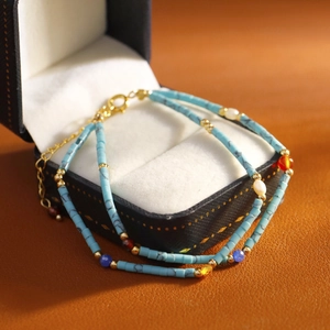 Pulsera de doble capa de turquesa y perlas de agua dulce con cierre de mosquetón dorado