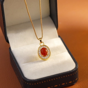 Collier vintage plaqué or avec pendentif agate rouge et zircons dans son écrin