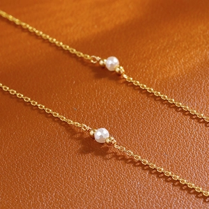 Collana a fiocco di neve in oro con perle di zircone su sfondo in pelle di lusso