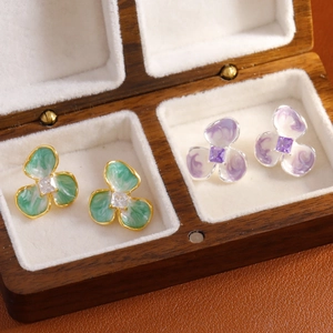 Orecchini a fiore in smalto e zircone in verde e viola con finitura placcata oro