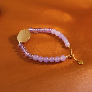 Elegante pulsera de cuentas de amatista natural con dije de flor dorada y cierre de metal ajustable