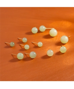 Vue détaillée de différentes tailles de boucles d'oreilles en jade vert clair