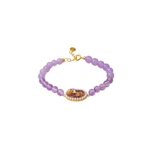 Pulsera de amatista natural con colgante de rosa dorada y perlas en fondo blanco