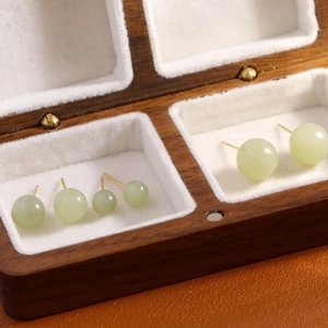 Trois paires de boucles d'oreilles en jade néphrite vert pâle de différentes tailles