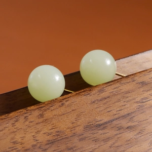 Élégantes boucles d'oreilles rondes en jade Hetian vert clair et aiguilles dorées