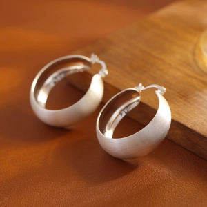 Boucles d'oreilles Anneaux en Métal Brossé Vintage pour Femmes Élégantes Boucles d'oreilles Puces en Forme de C Argentées Bijoux de Mode