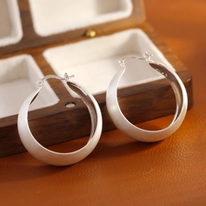 Boucles d'oreilles créoles en métal brossé argenté avec finition mate rétro