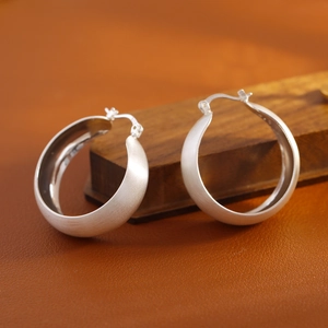 Créoles en argent brossé pour femmes avec finition mate vintage et boucle au style minimaliste
