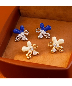 Detalle de pendientes de mariposa esmaltados con circonitas sobre base de terciopelo