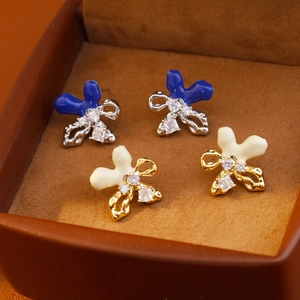 Pendientes de mariposa únicos en esmalte con cristales brillantes en un joyero de terciopelo