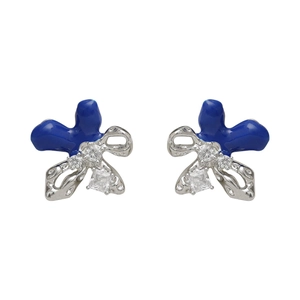 Pendientes de plata con esmalte azul oscuro y circonitas brillantes con diseño único