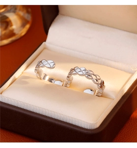Nahaufnahme von silbernen Ringen mit Rautenmuster in einer edlen Schmuckschatulle