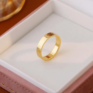 Minimalist 18k gold plated ring featuring a hand-hammered texture on a pink velvet box