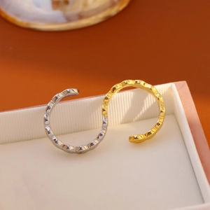 Zweifarbiger Ring in Silber und Gold mit Wellenstruktur und S-förmigem Design