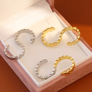 Drei-teiliges Set aus gesteppten Matelassé-Ringen in Gold und Silber, offenes Design