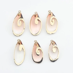 Set van 6 bohemien natuurlijke schelphangers met gouden metalen rand op witte achtergrond
