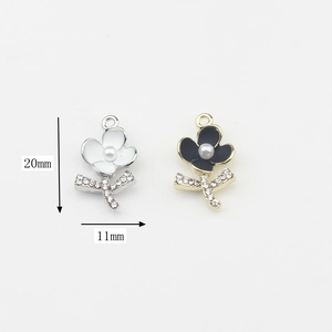 Pendentif fleur en alliage avec perle et strass en argent et or, taille 20mm par 11mm