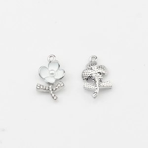 Détails des pétales en émail blanc et strass sur le pendentif fleur pour bijoux DIY