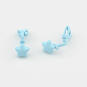 Detailopname van matte hemelblauwe ster clip-on oorbel met metalen sluiting op wit