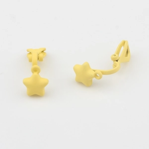 Detail van heldergele matte ster clip-on oorbellen met U-vormige clips zonder gaatjes