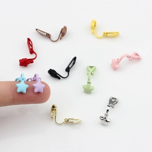 Gekleurde matte en metalen ster oorclips set met vinger voor maatvergelijking